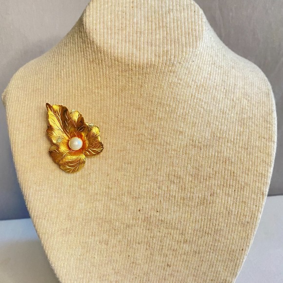 Sarah Coventry Gold Tone Leaf Brooch Central Faux Pearl - Picture 2 of 7